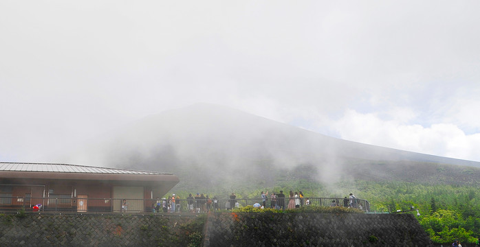 云遮雾罩的富士山