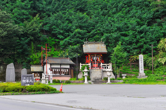 路边的神社