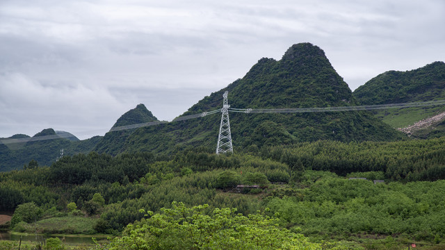 山上的高压电塔