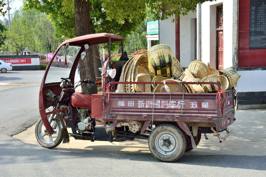 集市上售卖竹器的农村小贩