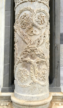 比萨圣玛丽大教堂浮雕图案
