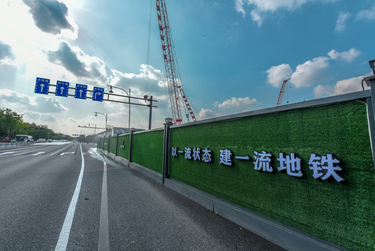 杭州地铁绿篱围挡