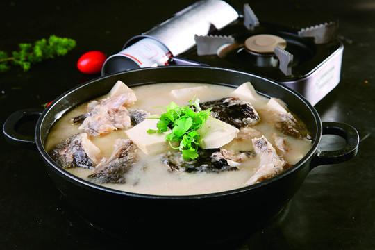 南湾鱼头炖豆腐