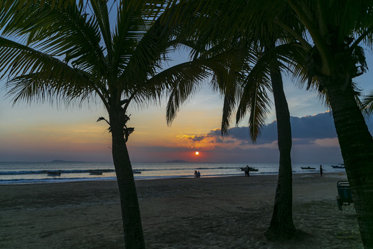 中国海南三亚椰梦长廊海边夕阳