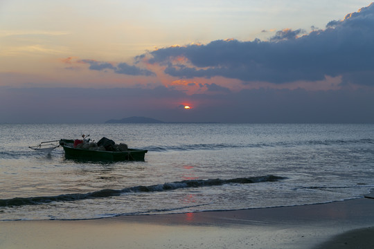 中国海南三亚椰梦长廊海边夕阳