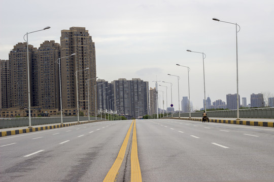 宽阔的道路