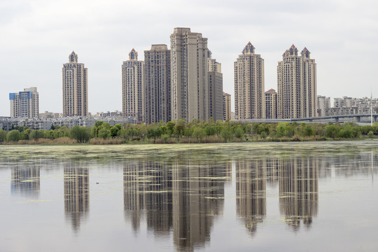 湖泊和住宅小区
