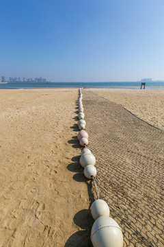 广东湛江金沙湾沙滩渔网