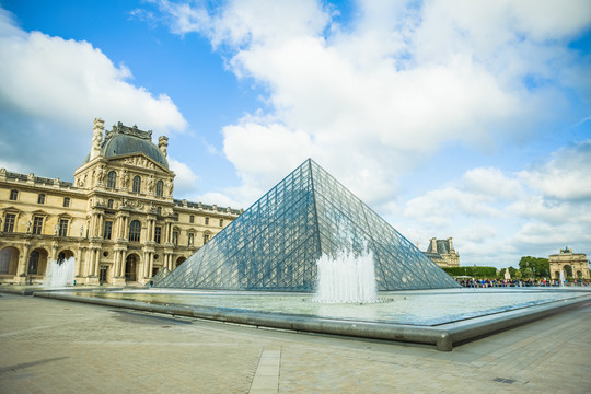 法国巴黎恢宏的卢浮宫
