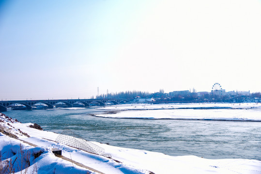 冬季岸边都是雪的河流