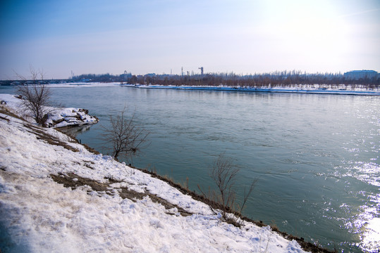 冬季岸边都是雪的河流