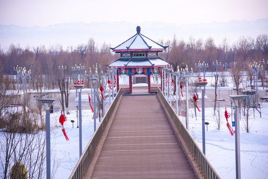 中国风廊桥和凉亭