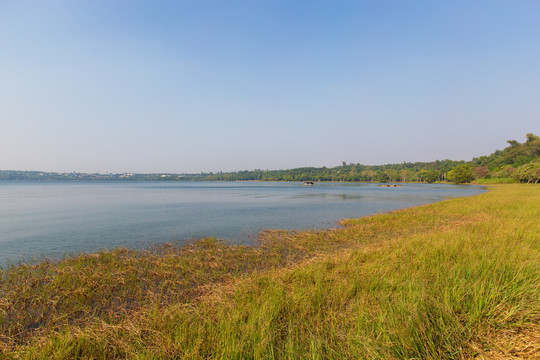 广东湛江湖光岩风景区镜湖风光