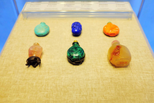 北京故宫珍宝馆孔雀石鼻烟壶