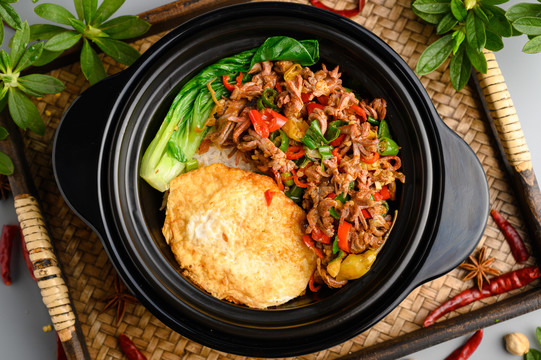 鸡杂煲仔饭