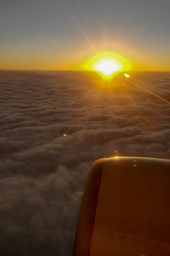 日出云海中的机翼