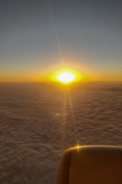 日出云海中的机翼