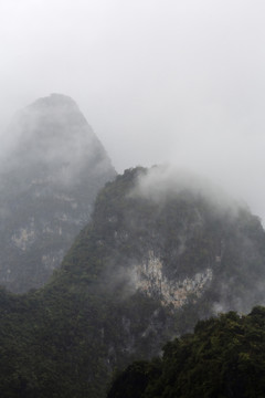 雾色朦胧的阳朔风光