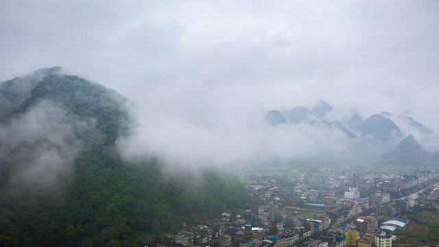 群山间云雾缭绕的乡镇