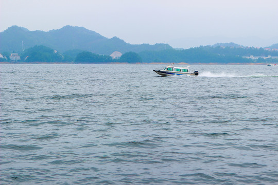 浙江杭州千岛湖湖面游船