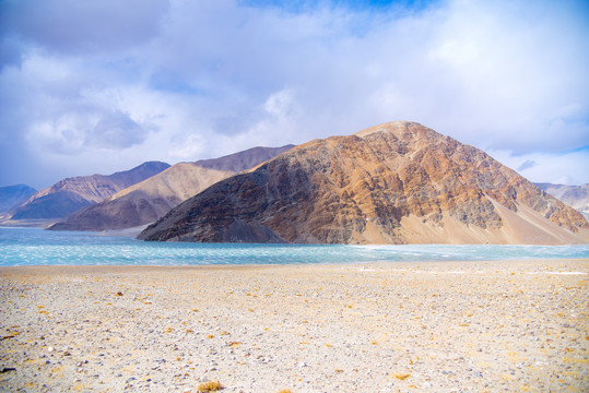 帕米尔高原山湖沙地