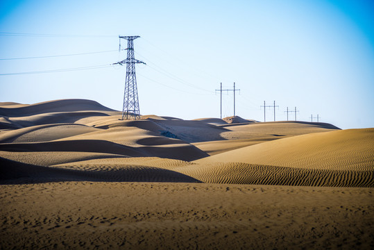 塔克拉玛干沙漠中的电线杆