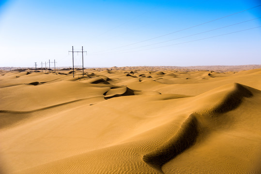 塔克拉玛干沙漠中的电线杆