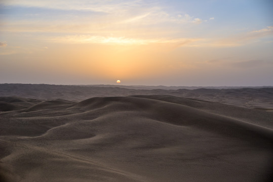 新疆塔中夕阳下的金色沙丘