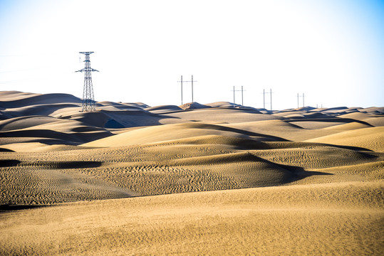 中国新疆塔中塔克拉玛干沙漠中的