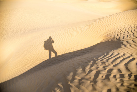 沙漠沙丘上的自拍投影