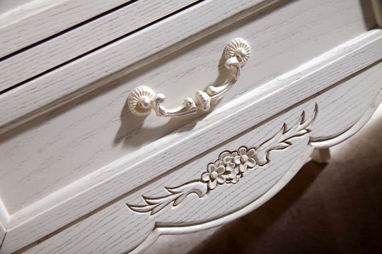 欧美古典床头柜拉手雕刻特写