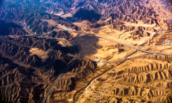 高空俯瞰祁连山脉中的公路