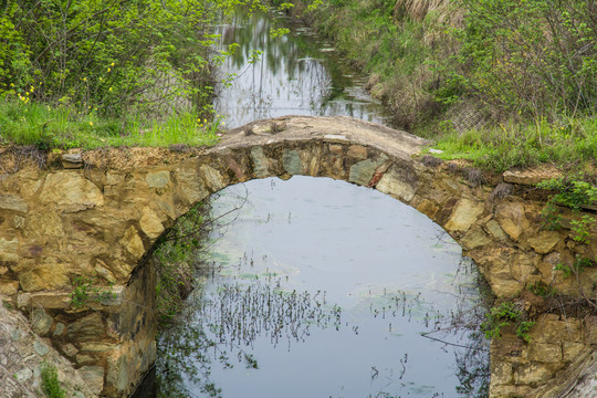 山区小河河面石拱桥