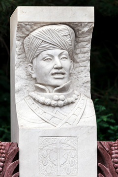 傈僳族人物雕塑