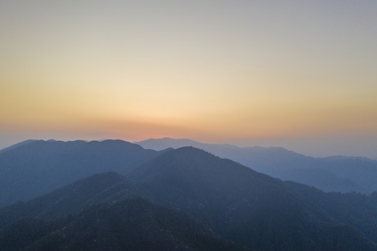 大山的黎明