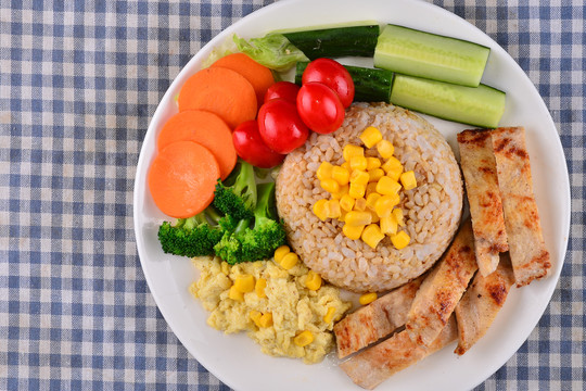 轻餐食鸡肉牛肉和各种蔬菜