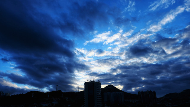 北固山雨后的积云风光