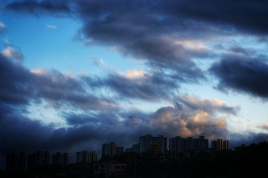 北固山雨后的积云风光