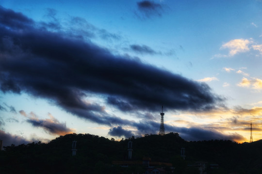 北固山雨后的积云风光