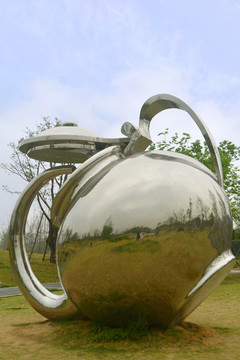 成都白鹭湾奇异的茶壶雕塑