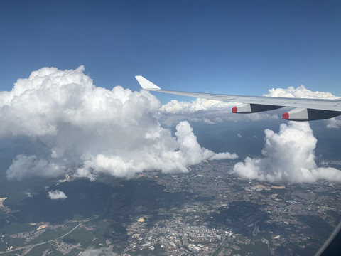 飞机上拍摄的蓝天与白云