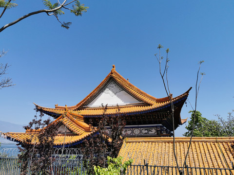 中式琉璃瓦建筑