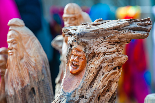 罗布人村寨木雕