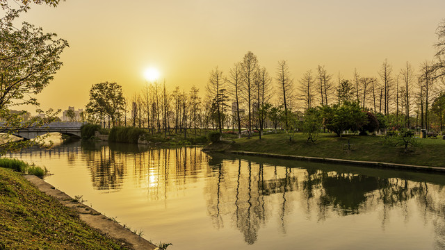 水边夕阳