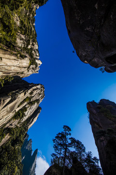 仰拍三清山石峰