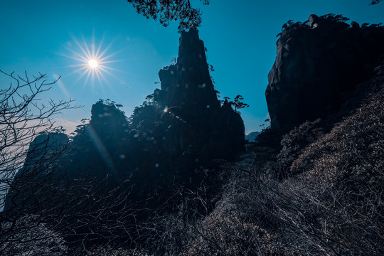 仰拍三清山石峰