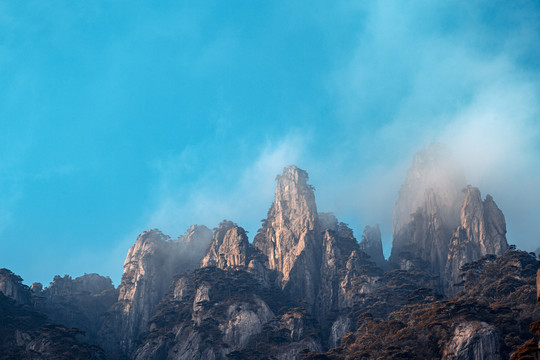 三清山峭立石壁