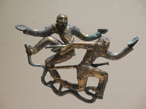 西汉文物鎏金二人盘舞铜扣饰