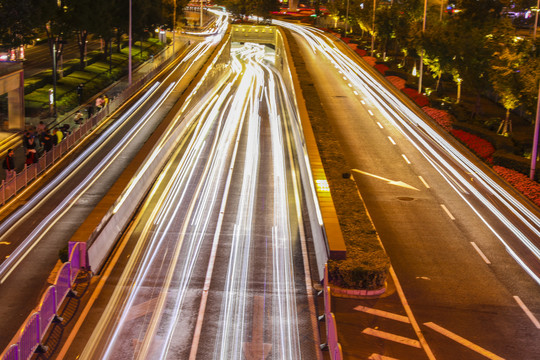 城市道路车轨夜景