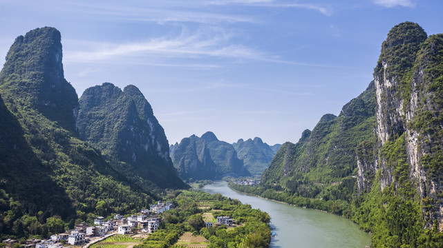 晴朗天空下的漓江山水